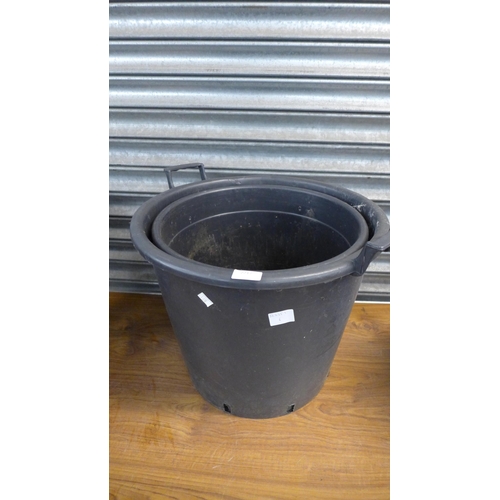 2217 - 10 Large plastic plant pots