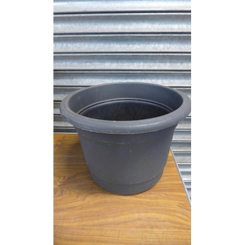 2217 - 10 Large plastic plant pots