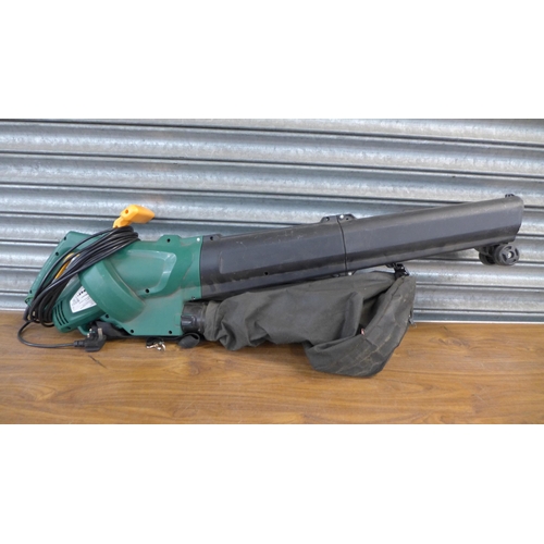 2226 - An FPBV2500-2 240v, 2500w garden blower and a Challenge 1400w pressure washer with 3m hose and lance... 