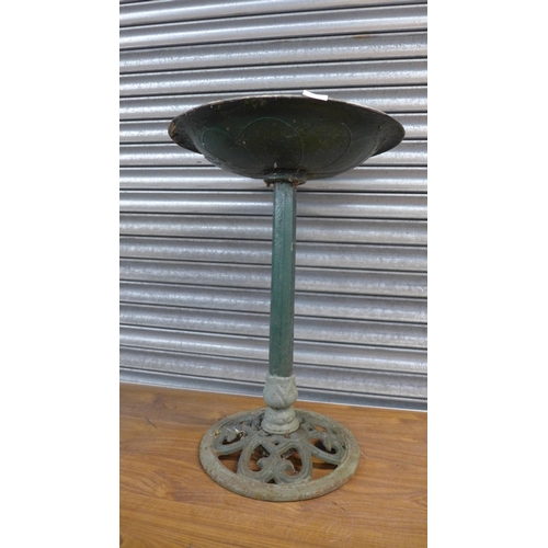 2231 - A cast metal bird bath