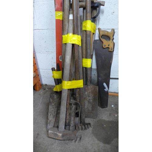 2233 - A large quantity of garden tools including, a log splitter hammer, shovels, spades, rakes, garden sh... 