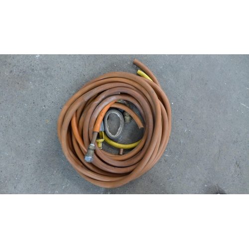 2246 - 2 Lengths of UPVC down pipe and a bag of brass gas hose connections etc.