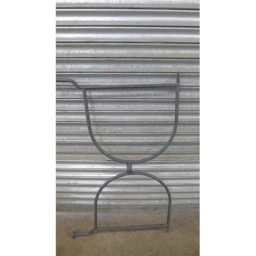 2255 - An oval garden table with metal top and legs - 170cm x 100cm