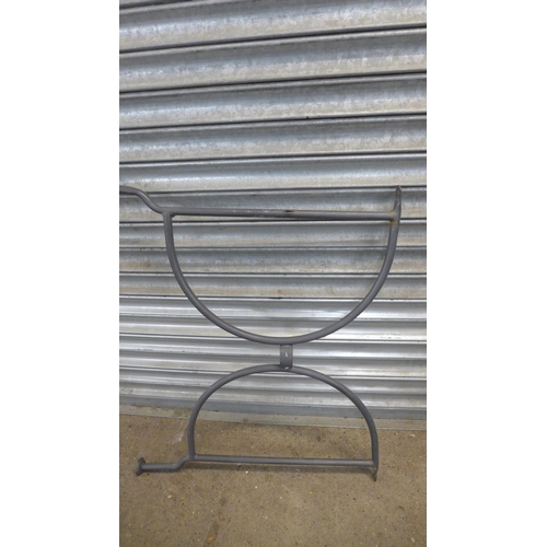 2255 - An oval garden table with metal top and legs - 170cm x 100cm