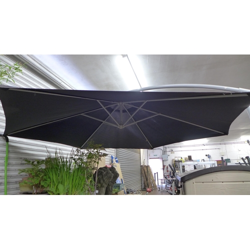 2262 - A 3m cantilever parasol