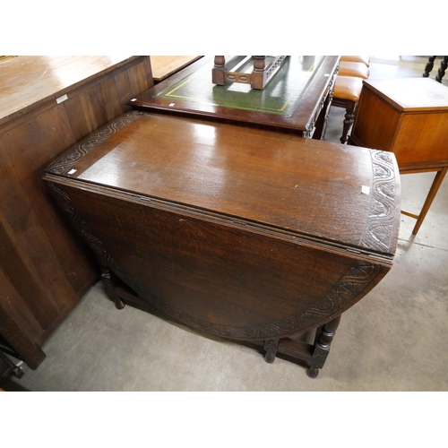 189 - An early 20th Century carved oak gateleg table