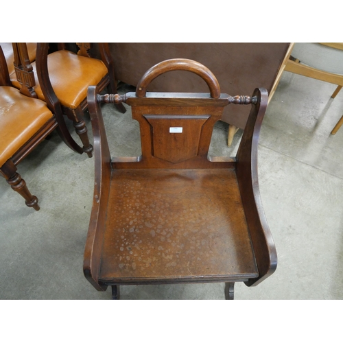 193 - A Victorian Aesthetic Movement oak hall chair