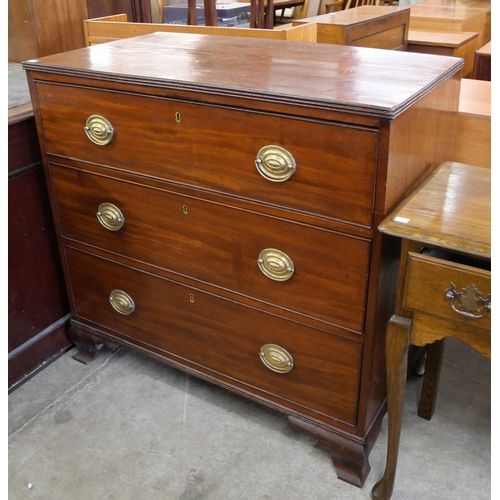 197 - A George III mahogany chest of drawers