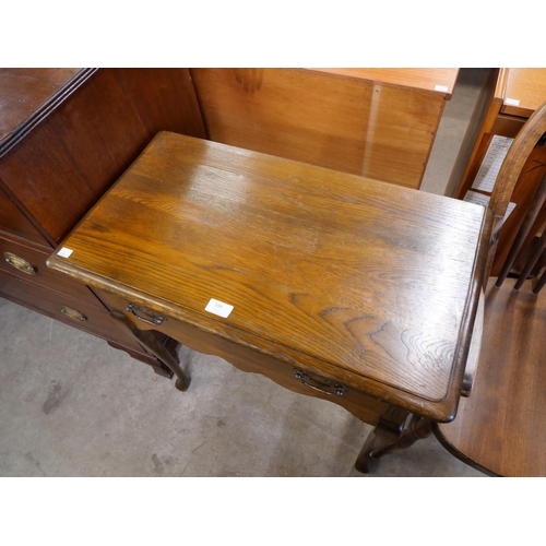 199 - A George II style oak single drawer side table