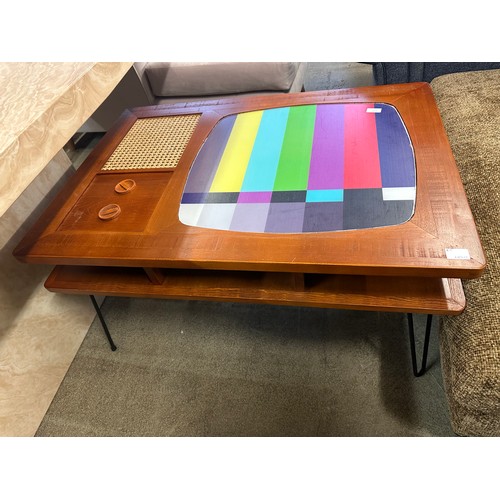 1583 - A Retro style TV coffee table