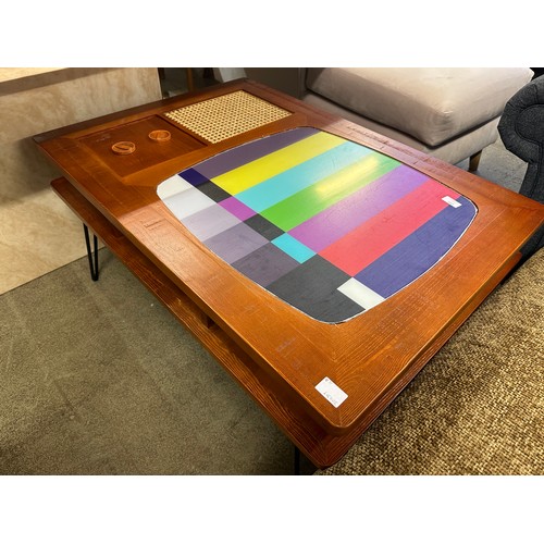 1583 - A Retro style TV coffee table