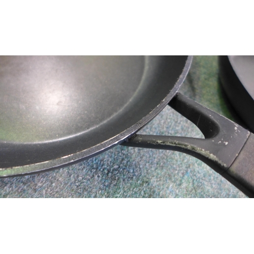 3075 - 2x Kitchenaid Frying Pan's   (326-131) This lot is subject to vat