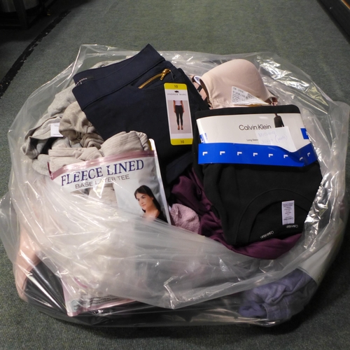 3211 - Assorted women's clothing - various sizes/styles, etc. * this lot is subject to VAT