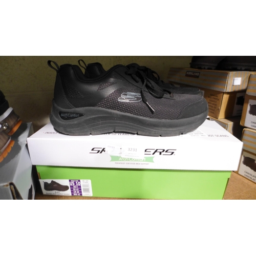 3231 - Two pairs of mixed style shoes including Skechers (UK 9 ) and Shearling slippers (UK 6) * this lot i... 