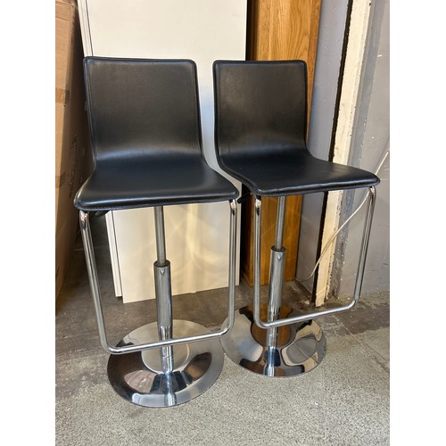 1571 - A Pair of gas lift barstools