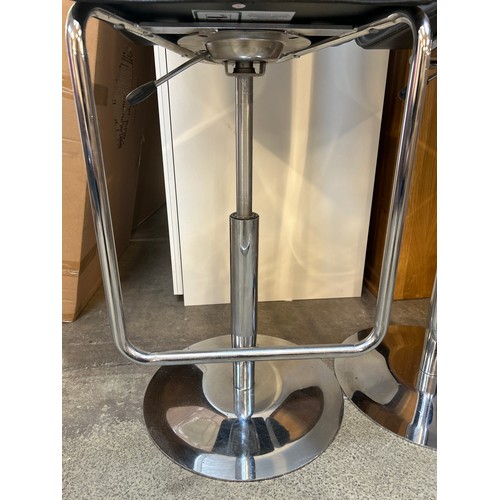 1571 - A Pair of gas lift barstools