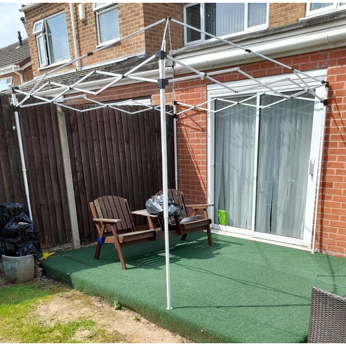 2219 - A 2.5m x 2.5m gazebo with cover