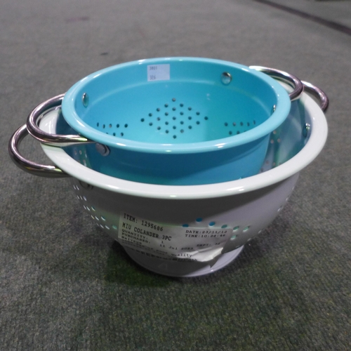 3385 - 3pc Miu Colander Set And Kitchen Aid Mitt Set   (326-461,470) This lot is subject to vat