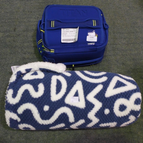 3396 - Titan Expandable Lunchbox And Patterned Blanket   (326-25,32) This lot is subject to vat