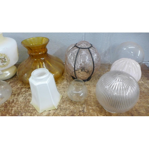 1012 - A box of mixed glass light shades **PLEASE NOTE THIS LOT IS NOT ELIGIBLE FOR IN-HOUSE POSTING AND PA... 