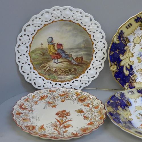 615 - A collection of seven 19th Century/early 20th Century cabinet plates, comprising two pairs and three... 