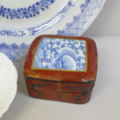 625 - A circa 1790 Chinese export blue and white plate, a small dragon saucer and a Chinese lacquered box