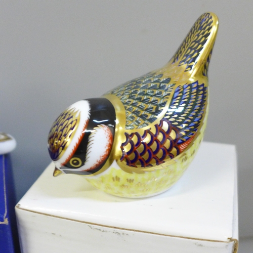 632 - Five Royal Crown Derby paperweights, Wren, Goldcrest, Bluetit, Chaffinch and Robin, three with gold ... 