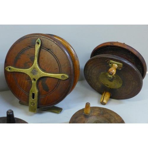 637 - Seven vintage wooden fishing reels