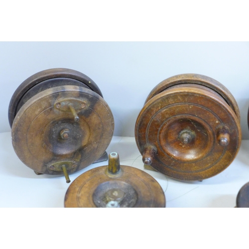 637 - Seven vintage wooden fishing reels