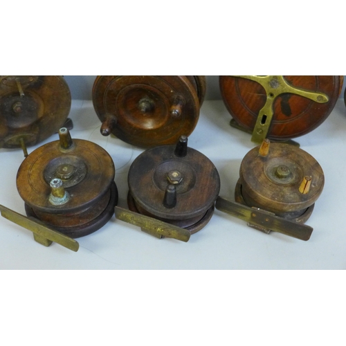 637 - Seven vintage wooden fishing reels