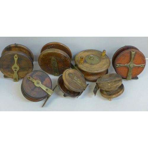 637 - Seven vintage wooden fishing reels