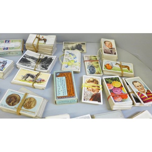 659 - A box of cigarette cards, unsorted