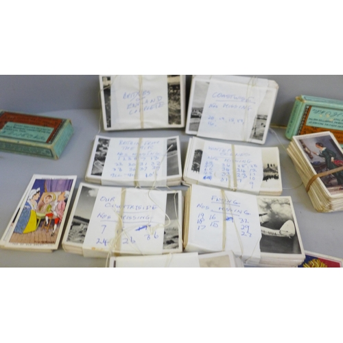 659 - A box of cigarette cards, unsorted