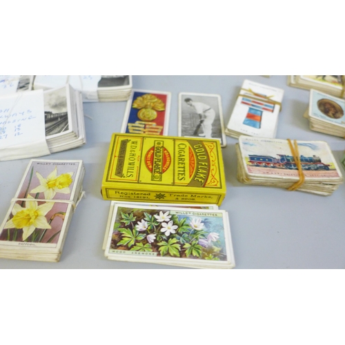 659 - A box of cigarette cards, unsorted