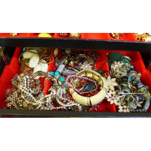 660 - A jewellery case of costume jewellery