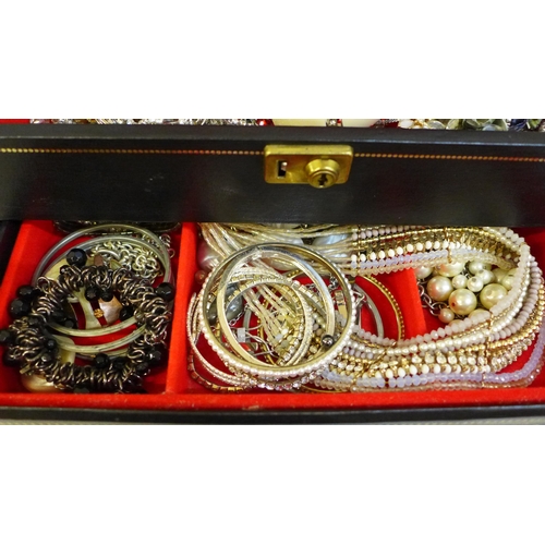 660 - A jewellery case of costume jewellery