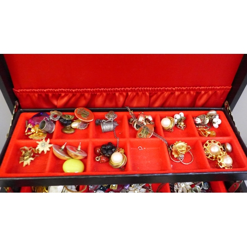 660 - A jewellery case of costume jewellery