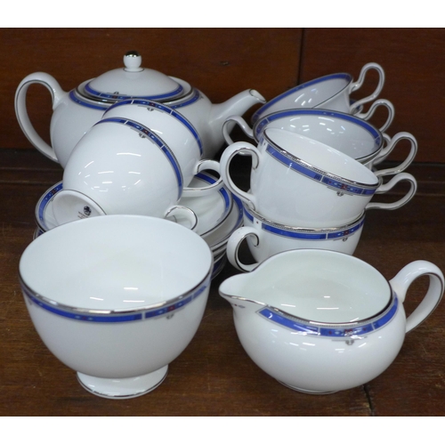 689 - A Wedgwood Kingsbridge part tea set, tea pot, six tea cups, four coffee cups and saucers, cream, sug... 