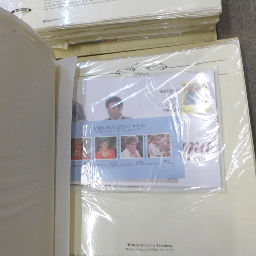 711 - A collection of Diana Princess of Wales and The Royal Family coin covers, first day covers, commemor... 