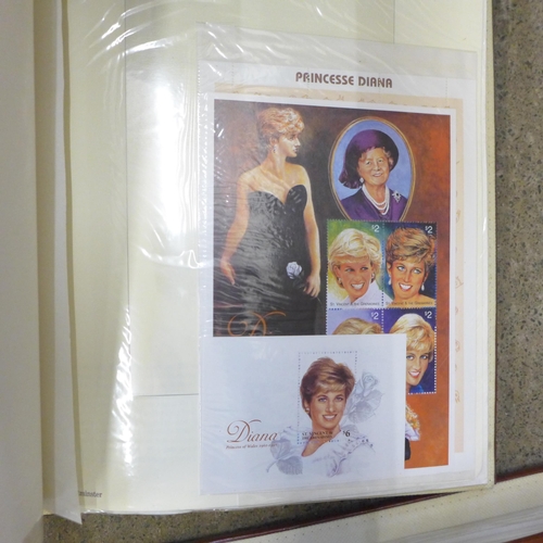 711 - A collection of Diana Princess of Wales and The Royal Family coin covers, first day covers, commemor... 