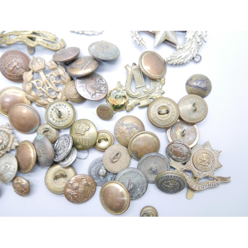 805 - A collection of military uniform buttons and other buttons and military cap badges including Cameron... 