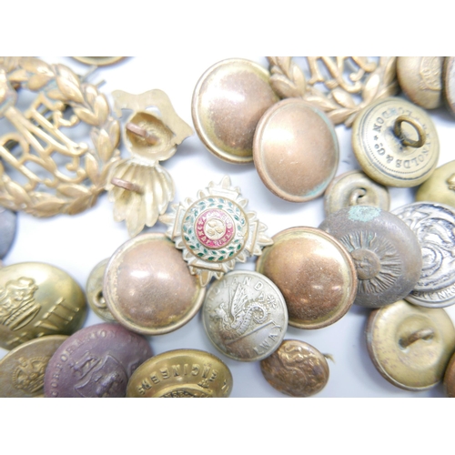 805 - A collection of military uniform buttons and other buttons and military cap badges including Cameron... 