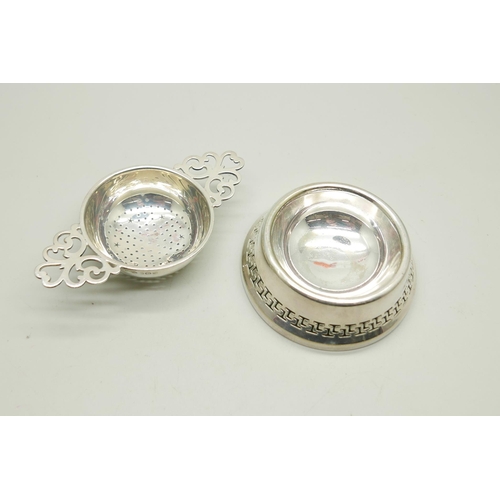 818 - A silver tea strainer, Birmingham 1933, 27g, on a silver plated stand