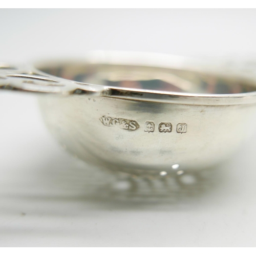 818 - A silver tea strainer, Birmingham 1933, 27g, on a silver plated stand