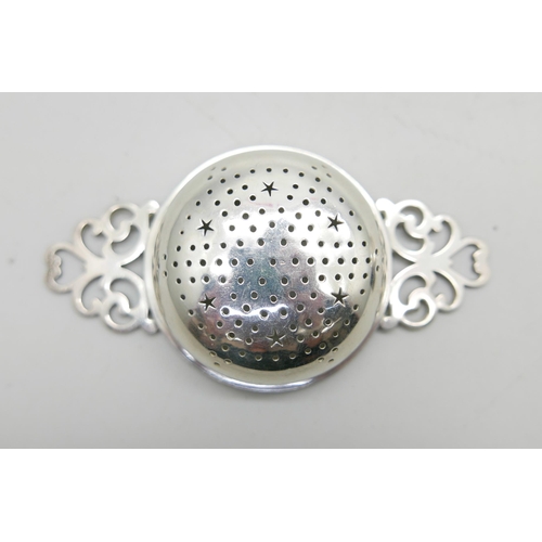 818 - A silver tea strainer, Birmingham 1933, 27g, on a silver plated stand