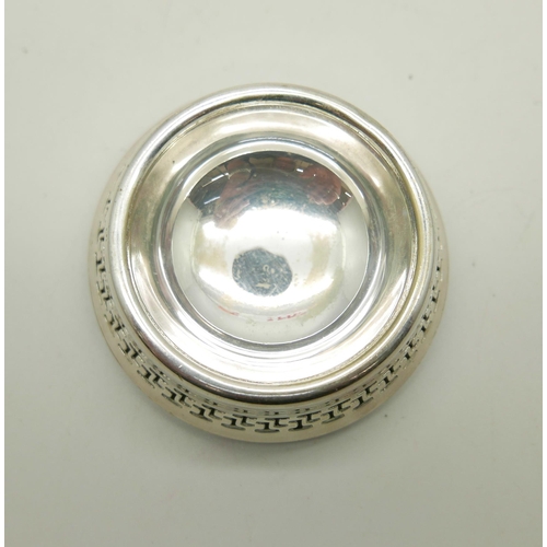 818 - A silver tea strainer, Birmingham 1933, 27g, on a silver plated stand