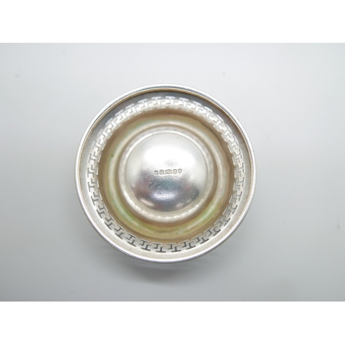 818 - A silver tea strainer, Birmingham 1933, 27g, on a silver plated stand