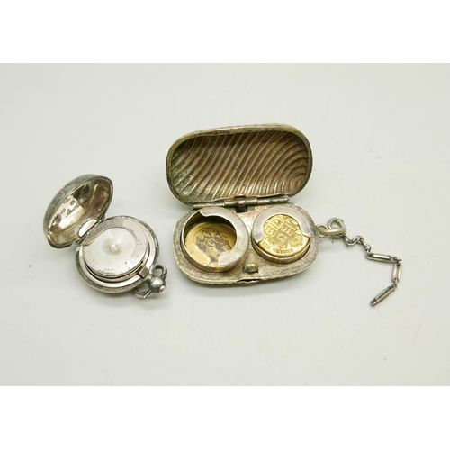 819 - A silver sovereign case, Chester 1901, 16g, and a plated example, a/f