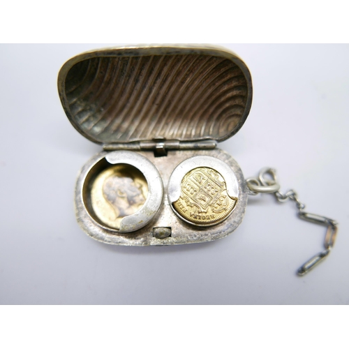 819 - A silver sovereign case, Chester 1901, 16g, and a plated example, a/f