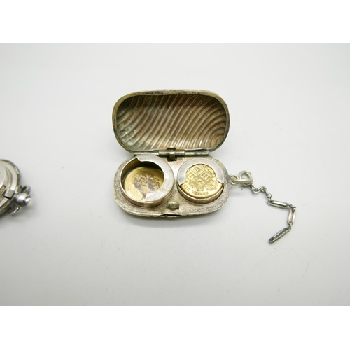 819 - A silver sovereign case, Chester 1901, 16g, and a plated example, a/f